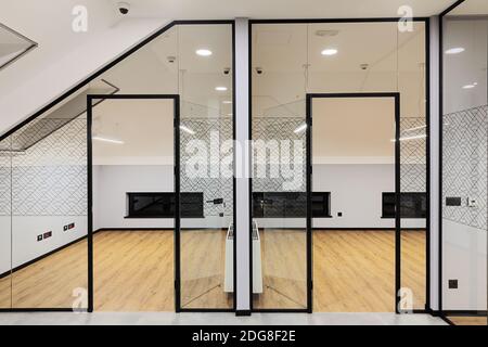 Interieur eines neuen und leeren Büros, modern und einfach. Stockfoto