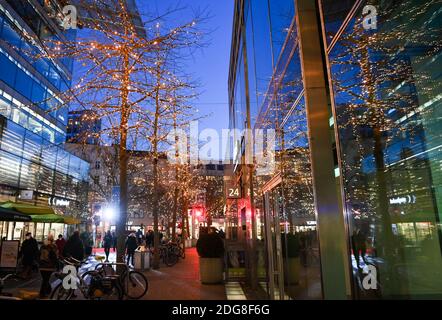 Berlin, Deutschland. Dezember 2020. Das Einkaufsviertel Kranzler Eck am Kurfürstendamm ist abends festlich beleuchtet. In diesem Jahr feiert sie ihr 20-jähriges Bestehen. Quelle: Jens Kalaene/dpa-Zentralbild/ZB/dpa/Alamy Live News Stockfoto