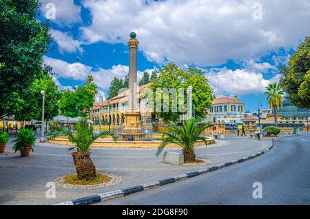 North Nicosia, Zypern, 24. September 2017: Sarayonu Atatürk Platz mit venezianischen Säule Obelisk und Mahkemeler Binas Law Courts Gebäude in historischen Stockfoto