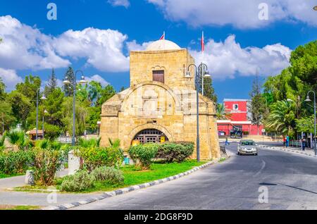 North Nicosia, Zypern, 24. September 2017: Kyrenia Gate oder Girne Kap s oder Porta del Proveditore Tor von Nicosia Mauern in der Nähe Kugulu Park in historischen c Stockfoto