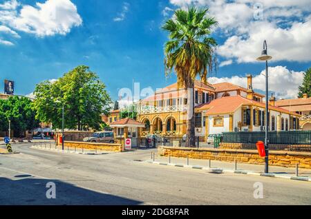 North Nicosia, Zypern, 24. September 2017: Mahkemeler Binas Law Courts Gebäude in der Nähe von Sarayonu Atatürk Platz im historischen Stadtzentrum, blauer Himmel weiß Stockfoto