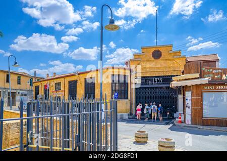 North Nicosia, Zypern, 24. September 2017: Belediye pazari Marktgebäude in der historischen Innenstadt, blauer Himmel weiße Wolken Hintergrund Stockfoto