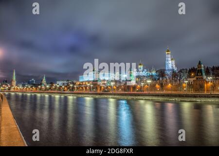 Beeindruckende Nachtansicht des Kremls im Winter, Moskau, Russland Stockfoto