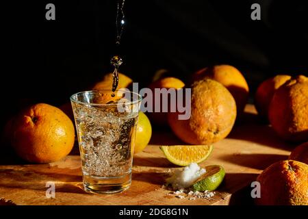 Mexikanisches traditionelles Alkoholgetränk, Salz und Zitrone Stockfoto