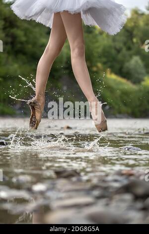 Ballerina springt im Fluss Stockfoto