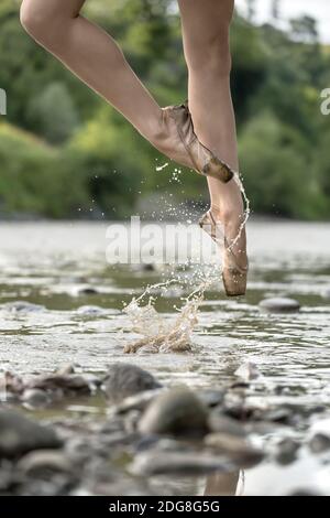 Ballerina springt im Fluss Stockfoto