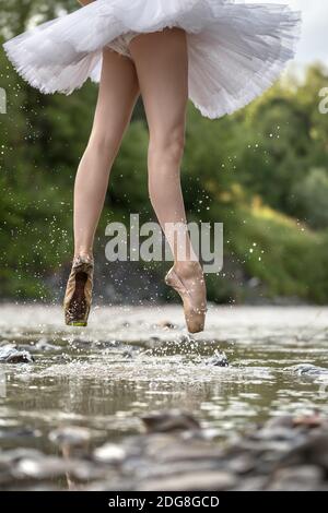 Ballerina springt im Fluss Stockfoto