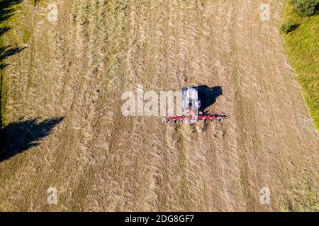 Draufsicht des Traktors mit Zettwendern, Trocknung des gemähten Heus Stockfoto