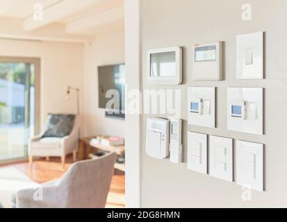 Home Automation Touchscreens und Schalter an der Wand Stockfoto