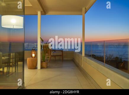 Szenischer Meerblick auf Luxus-Haus Schaufenster Balkon in der Dämmerung Stockfoto