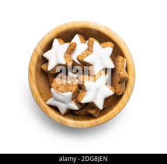 Eiswürfchen Lebkuchensterne. Traditionelle Weihnachtskekse auf weißem Hintergrund isoliert. Stockfoto