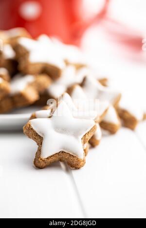 Eiswürfchen Lebkuchensterne. Traditionelle Weihnachtskekse auf weißem Tisch. Stockfoto