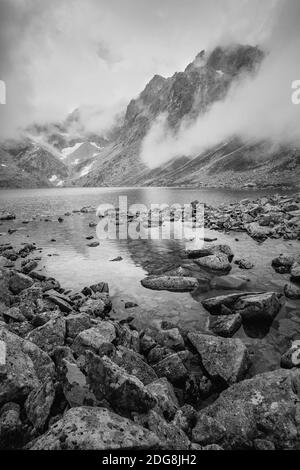 Bergkette und See Hincovo Pleso in der Slowakei, Mitteleuropa. Beliebtes Reise- und Wanderziel. Panoramablick. Stockfoto