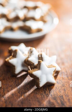 Eiswürfchen Lebkuchensterne. Traditionelle Weihnachtskekse auf Holztisch. Stockfoto