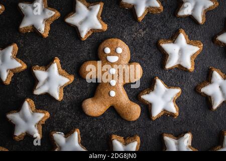 Xmas Lebkuchenmann auf schwarzem Tisch. Draufsicht. Stockfoto