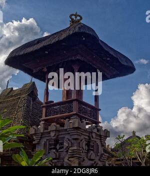 Große Glockenspiele für den Aufruf des Dorfes zusammen, Penglipuran, Bali, Indonesien Stockfoto