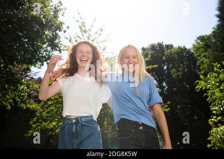 Portrait glücklich preteen Mädchen Freunde unter sonnigen Sommer Bäume Stockfoto