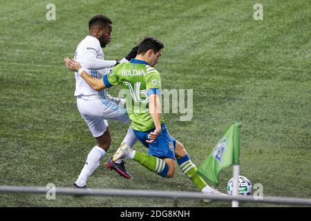 Seattle Sounders Mittelfeldspieler Alex Roldan (16) schießt den Ball vorbei Minnesota United Mittelfeldspieler Kevin Molino (7) in der zweiten Halbzeit Der MLS Wester Stockfoto