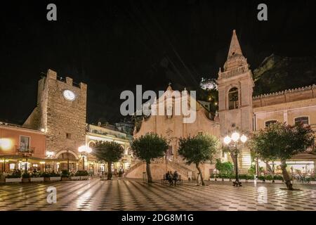 Taormina Sizilien Oktober 2020, alte Straßen von Taormina während des Abends mit den Lichtern an und Menschen auf der Terrasse. Stockfoto