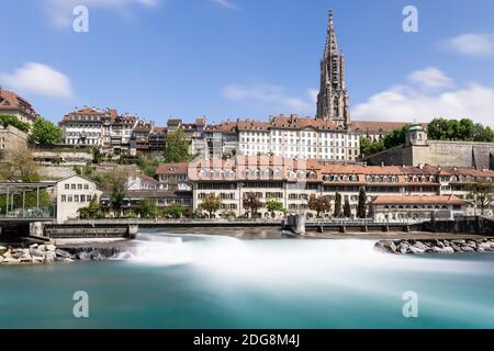 Ikonischer Dom in Bern, UNESCO, Schweiz im Frühling mit der Aare im Vordergrund und seidigem Wasser Stockfoto