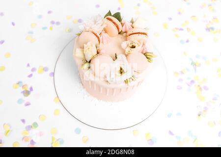 Schöner Kuchen mit Blumen, Geburtstag und Hochzeitstorte, auf isoliertem weißem Hintergrund dekoriert Stockfoto