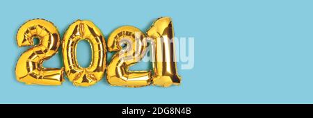 Kopfzeile mit 2021 aus goldenen Ballons auf blauem Hintergrund mit Platz für Text. Stockfoto