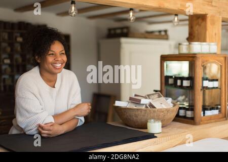 Portrait glücklich selbstbewusst weibliche Ladenbesitzerin an der Theke Stockfoto