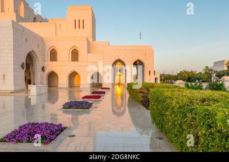 Späte Sonne am Royal Opera House in Muscat, Sultanat von Oman. Stockfoto