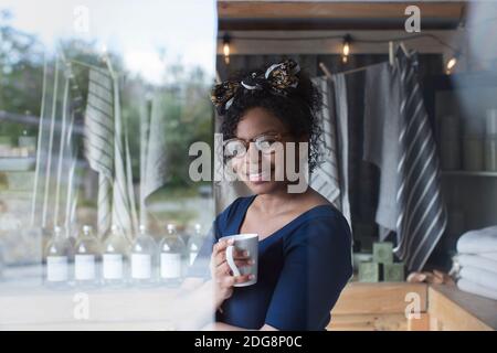 Portrait selbstbewusste weibliche Ladenbesitzerin trinkt Tee Stockfoto