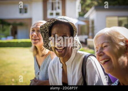 Portrait glücklich ältere Frauen Freunde in sonnigen Sommer Hinterhof Stockfoto