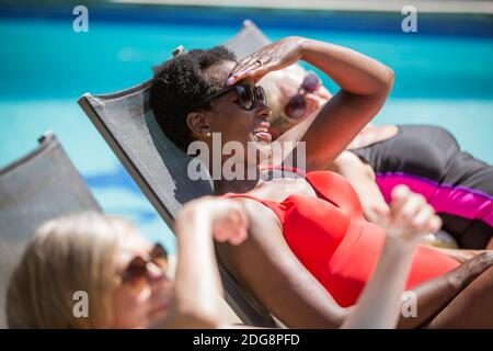 Glückliche ältere Frauen Freunde Sonnenbaden am sonnigen Sommer am Pool Stockfoto