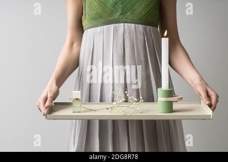 Mädchen mit beige Metall Fach Stockfoto