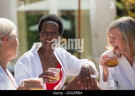 Glückliche ältere Frauen Freunde genießen Cocktails auf der sonnigen Terrasse Stockfoto