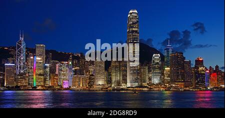 Skyline von Hongkong bei Nacht Stockfoto