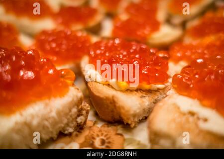 Roter Lachs Kaviar auf Brot und Butter bereit zu essen Snacks Stockfoto