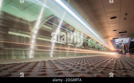 Schnelle Bewegung lange Exposition der U-Bahn-U-Bahn-Tunnel Stockfoto