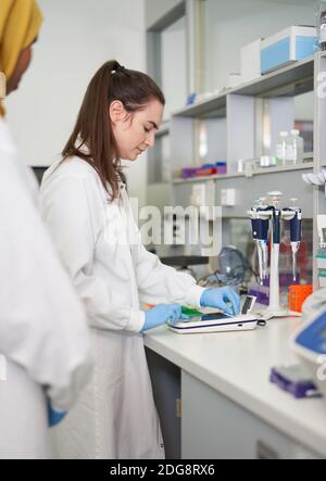 Wissenschaftlerinnen mit Geräten im Labor Stockfoto