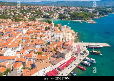 Panoramablick auf die Altstadt von Krk in Kroatien, Kathedralenturm und Meereslandschaft im Hintergrund Stockfoto