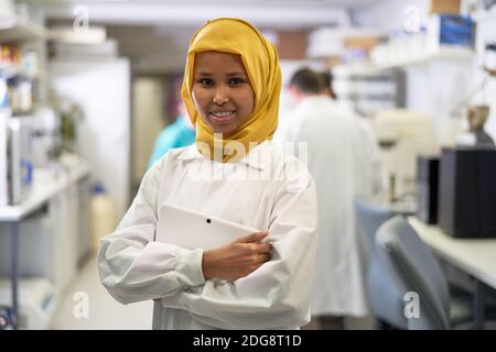 Portrait selbstbewusste Wissenschaftlerin in Hijab arbeitet im Labor Stockfoto