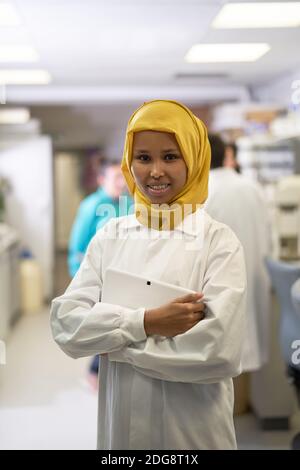 Portrait selbstbewusste Wissenschaftlerin im Hijab im Labor Stockfoto