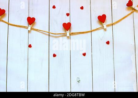 Rote Herzen auf Vintage Holztisch Ansicht. Grußkarte zum Valentinstag Stockfoto