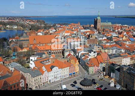 Blick von der Marienkirche über die Altstadt mit Nikolaikirche Hafen und Stralsund, Stralsund , UNESCO Weltkulturerbe, Mecklenburg Vorpommern, Deutsc Stockfoto