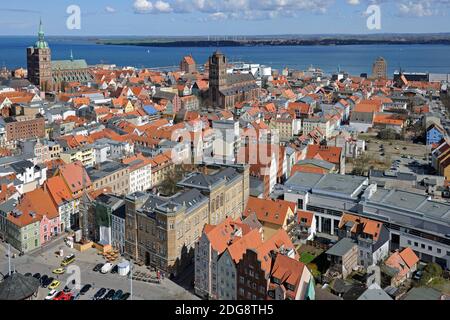Blick von der Marienkirche ueber die Altstadt mit Nikolaikirche, Kirche St. Jakobi, Hafen und Strelasund, Stralsund, Unesco Weltkulturerbe, Mecklen Stockfoto