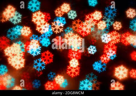 Weihnachten festliche Hintergrund. Verschwommener Weihnachtshintergrund, Weihnachten Weihnachten leuchtende Farben Lichter mit funkelt, verschwommen hell abstrakt Bokeh Stockfoto