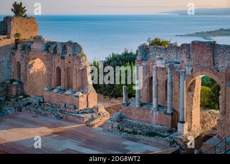 Taormina Sizilien, Sonnenuntergang auf den Ruinen des antiken griechischen Theaters in Taormina, Sizilien Italien Stockfoto