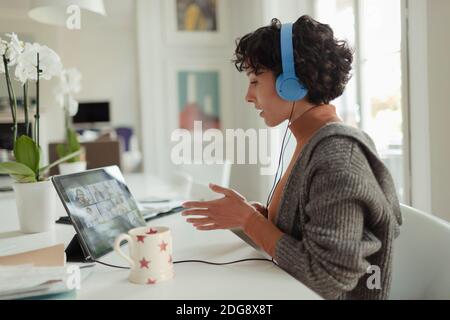 Frau, die von zu Hause aus Videokonferenzen mit einem digitalen Tablet-PC führt Stockfoto