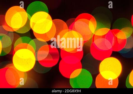 Weihnachten festliche Hintergrund. Verschwommener abstrakter Weihnachtshintergrund, festlicher mehrfarbiger Bokeh-Hintergrund Stockfoto