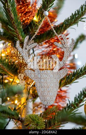 Weihnachtsdekoration in Form eines Rentierkopfes, der an einem weihnachtsbaum hängt. Stockfoto