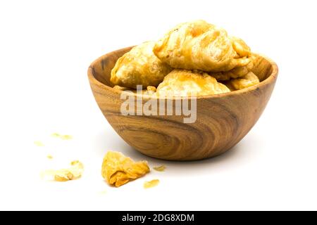 Curry puffs in einer Holzschüssel Stockfoto