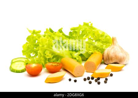 Würste, Knoblauch, Salat, Gurkenstücke, schwarze Paprika und Tomaten Stockfoto